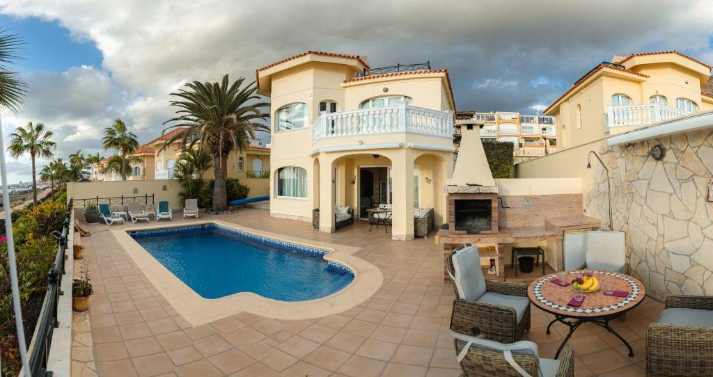 Pros and Cons of Having a Villa with a Swimming Pool